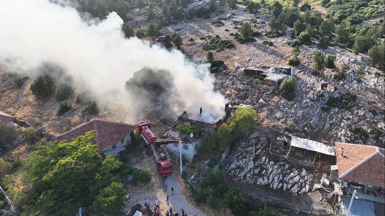 Banyo Sobasından Çıkan Yangın Evi Küle Çevirdi (3)