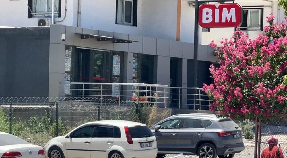 Bi̇m’de Kaza Çalışan Yükle Kamyon Arasında Sıkıştı (1)-1