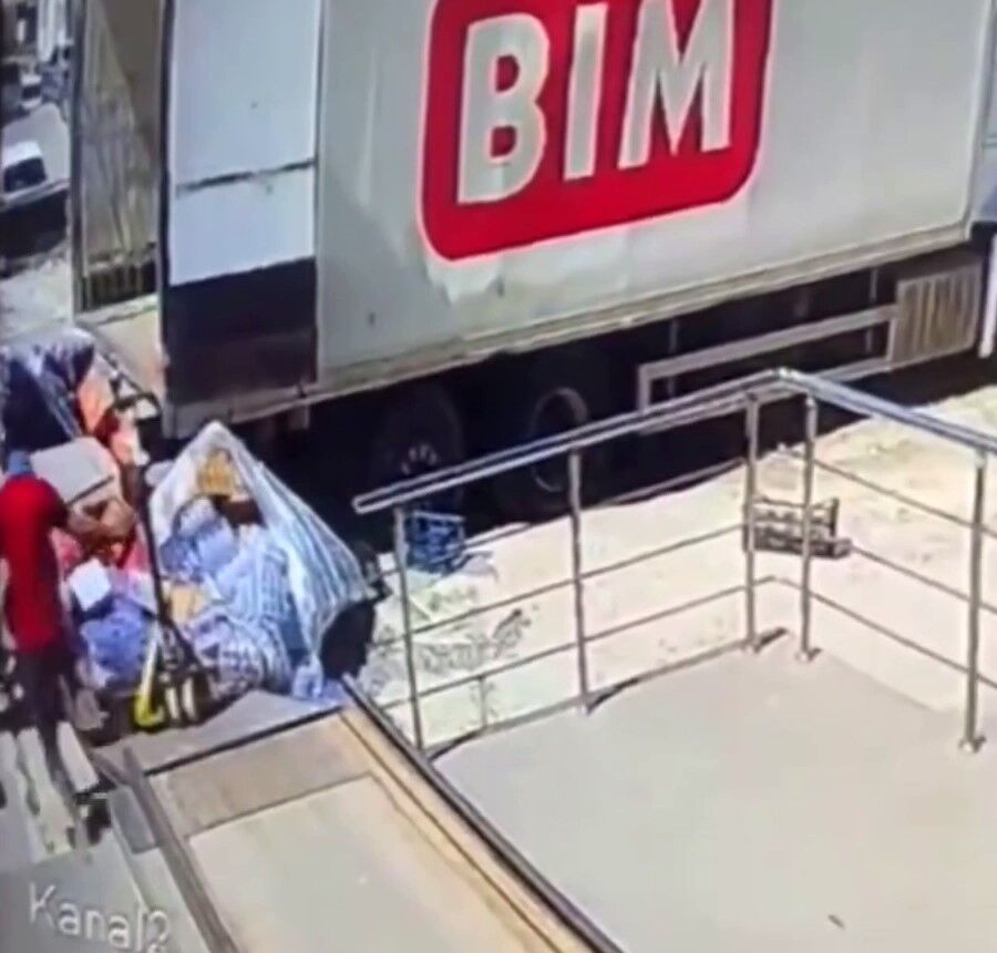 Bi̇m’de Kaza Çalışan Yükle Kamyon Arasında Sıkıştı (2)