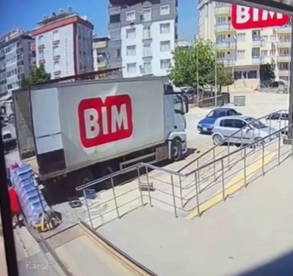 Bi̇m’de Kaza Çalışan Yükle Kamyon Arasında Sıkıştı (3)