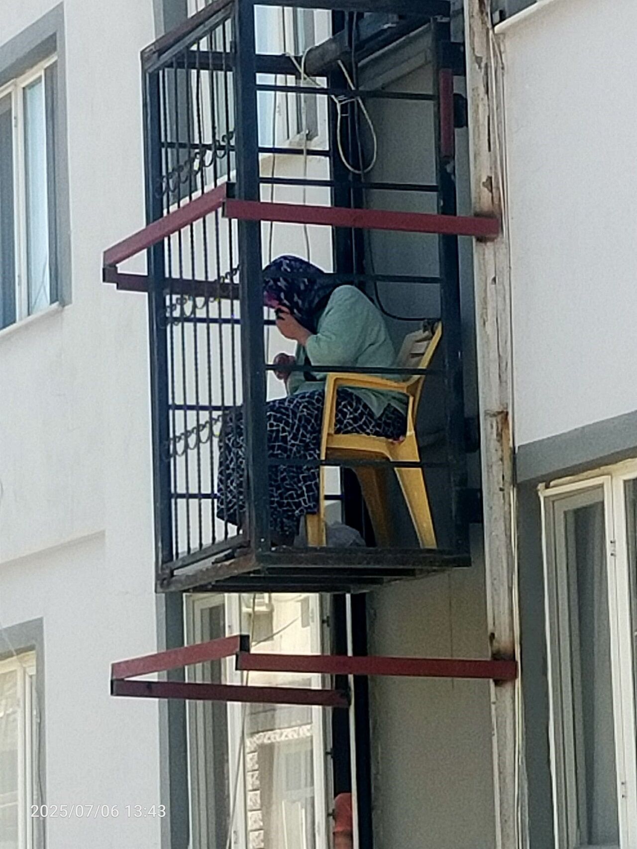 Binanın Dışında Bulunan Asansörde Mahsur Kalan Yaşlı Kadını Itfaiye Kurtardı (2)