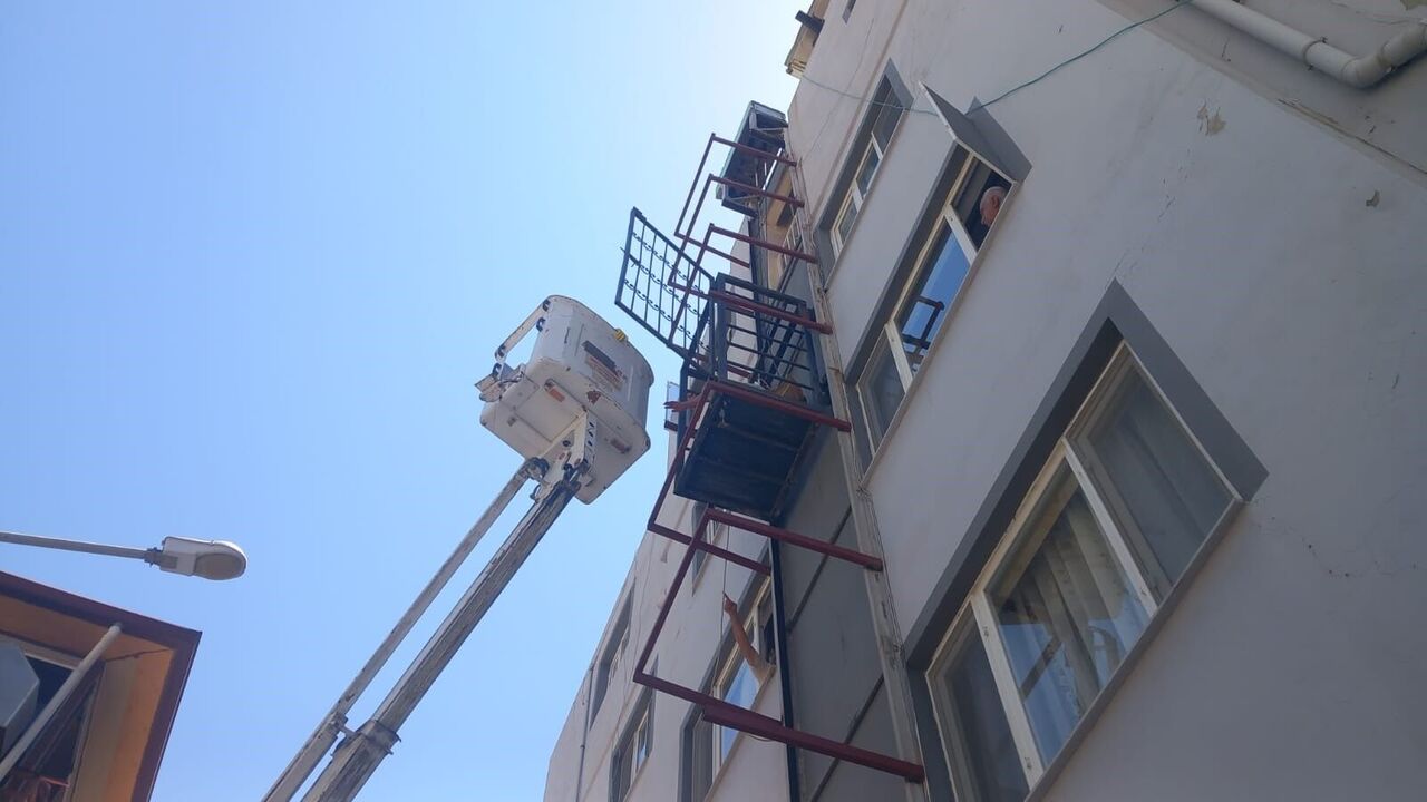 Binanın Dışında Bulunan Asansörde Mahsur Kalan Yaşlı Kadını Itfaiye Kurtardı (3)