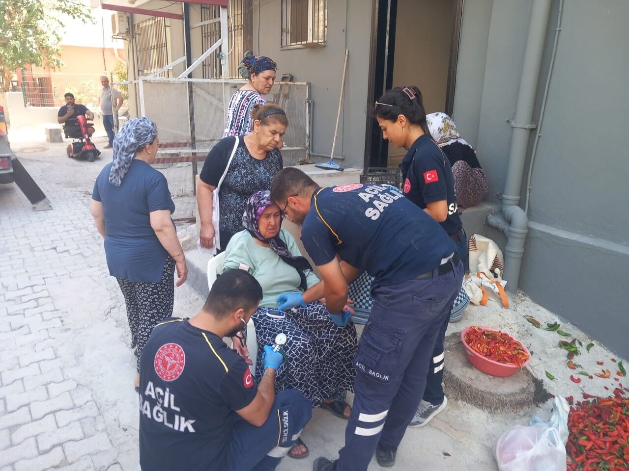 Binanın Dışında Bulunan Asansörde Mahsur Kalan Yaşlı Kadını Itfaiye Kurtardı (4)