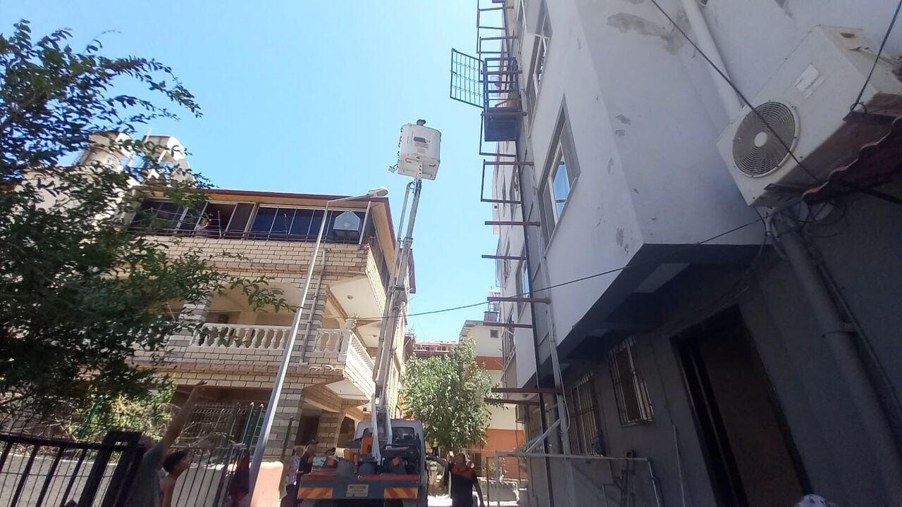 Binanın Dışında Bulunan Asansörde Mahsur Kalan Yaşlı Kadını Itfaiye Kurtardı (6)