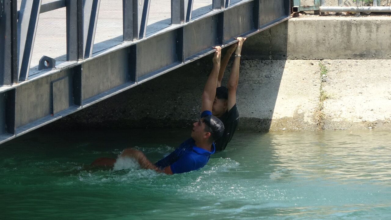 Boğulmak Üzere Olan Çocuğu Inşaat Işçisi Kurtardı (2)
