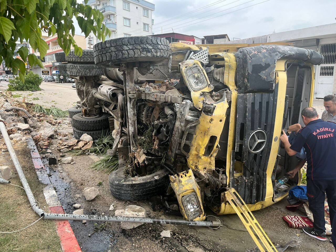 Bulvarda Refüje Çarpan Kamyon Devrildi, Sürücü Yaralandı (2)