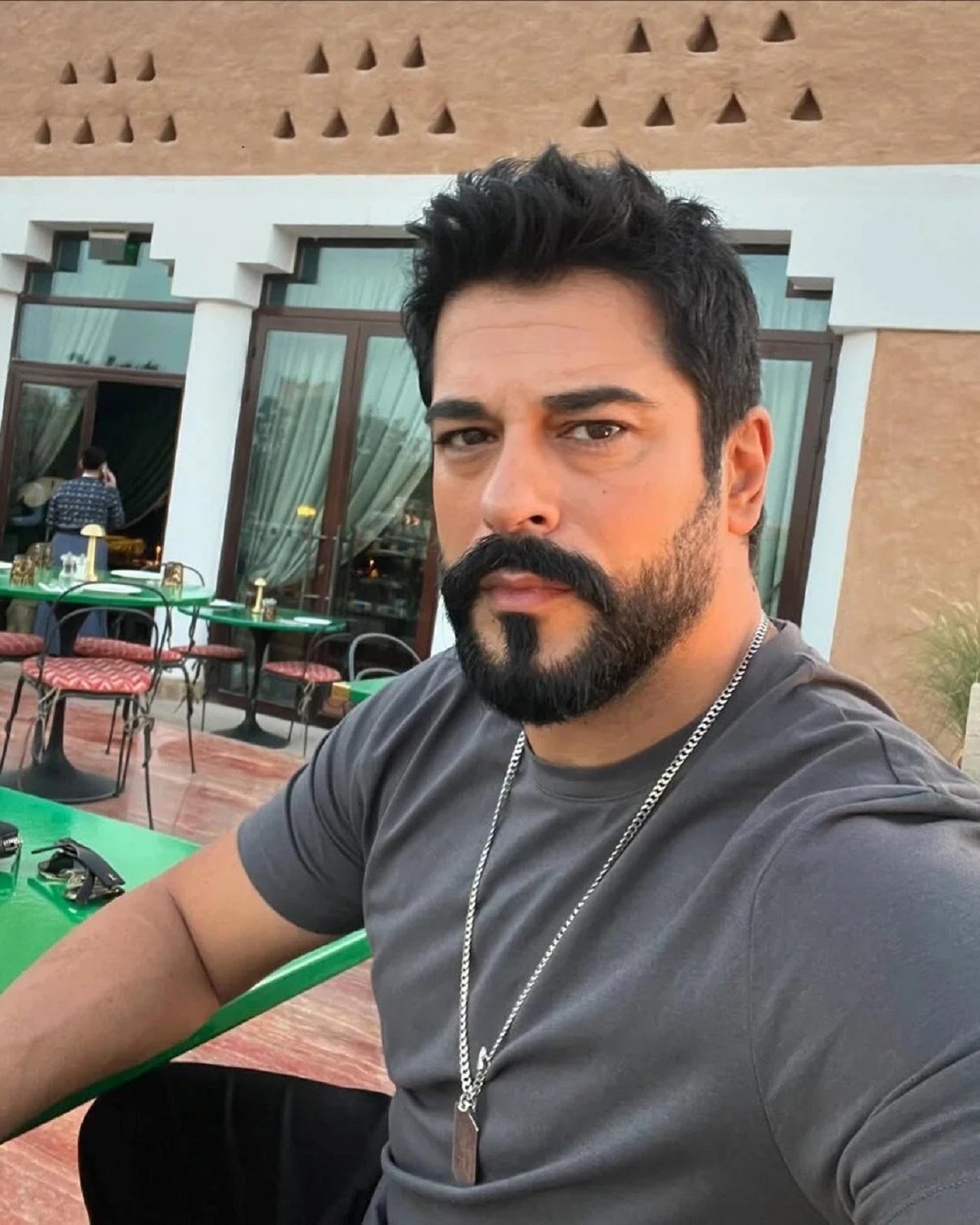 Burak Özçivit, Kuruluş Osman Dizisinden Ayrıldıktan Sonra Sakal Ve Bıyıklarını Kesti. “Tatil Başlar” Notuyla Paylaştığı Yeni Hali Büyük Ilgi Gördü (2)