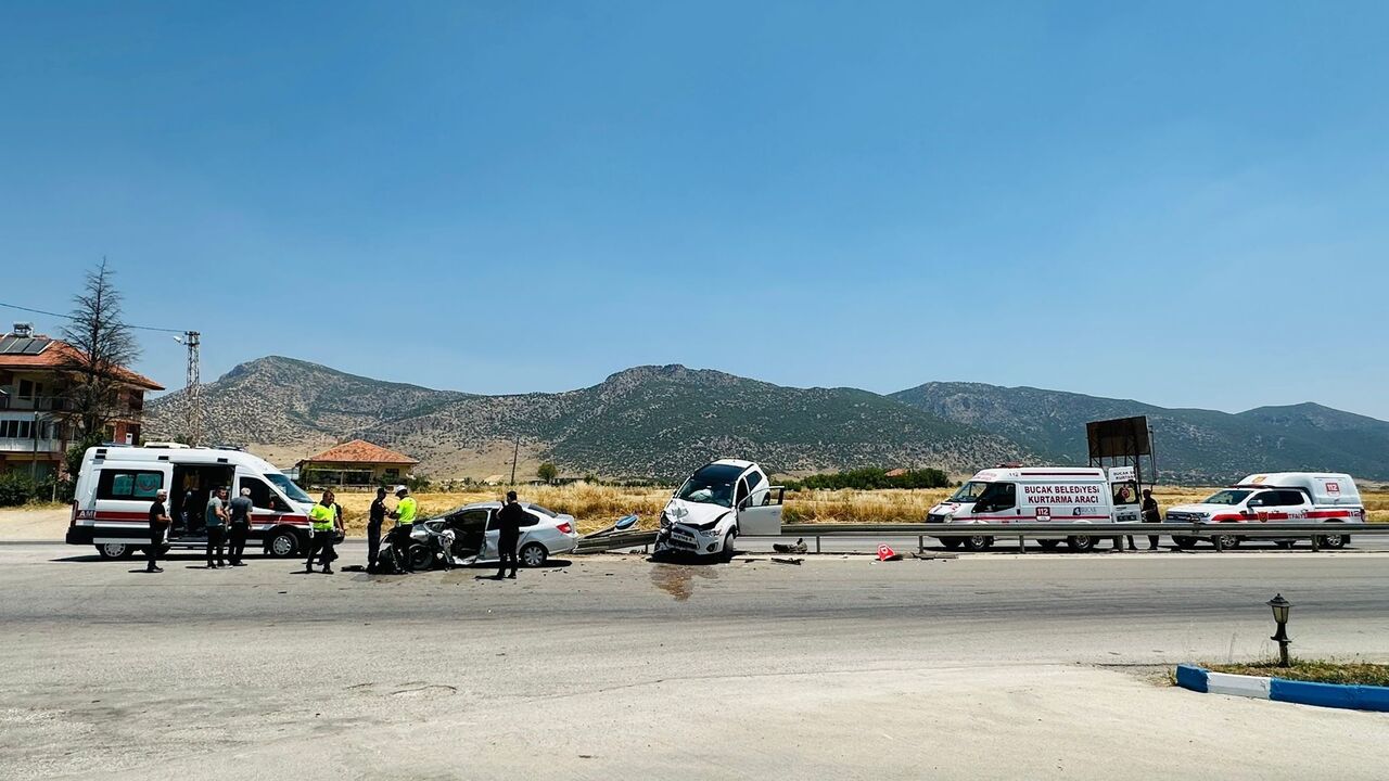Burdur Antalya Yolunda Korkutan Kaza 2’Si Çocuk 5 Yaralı (3)