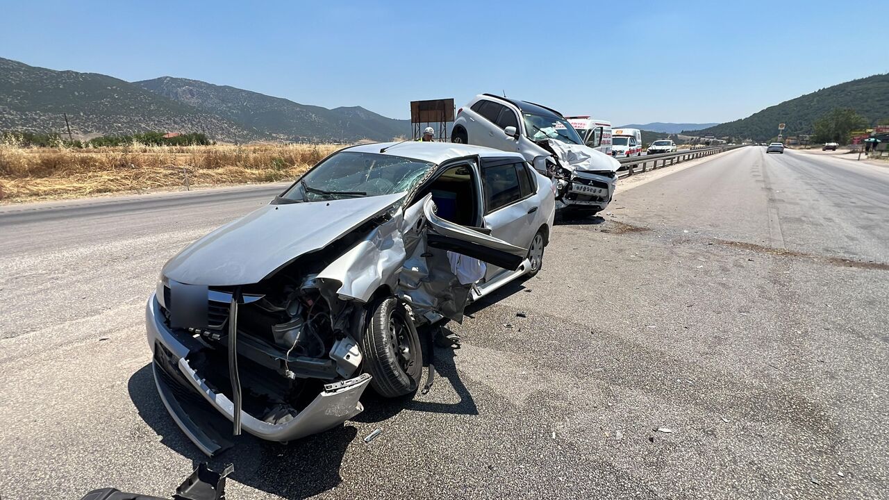 Burdur Antalya Yolunda Korkutan Kaza 2’Si Çocuk 5 Yaralı (5)