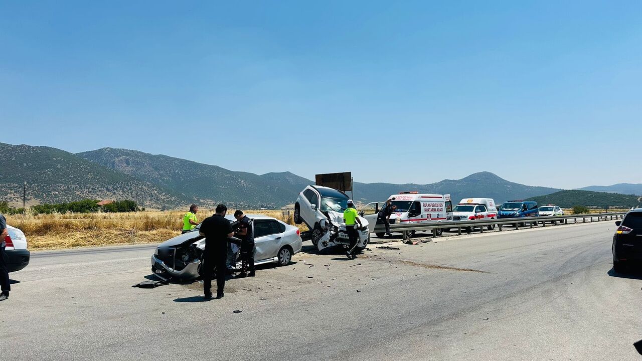 Burdur'da 2'Si Çocuk 5 Kişinin Yaralandığı Kaza Anı Görüntüleri Ortaya Çıktı (1)