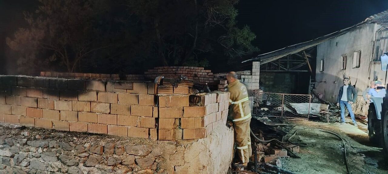 Burdur'da Ağılda Çıkan Yangında 10 Küçükbaş Hayvan Telef Oldu (2)