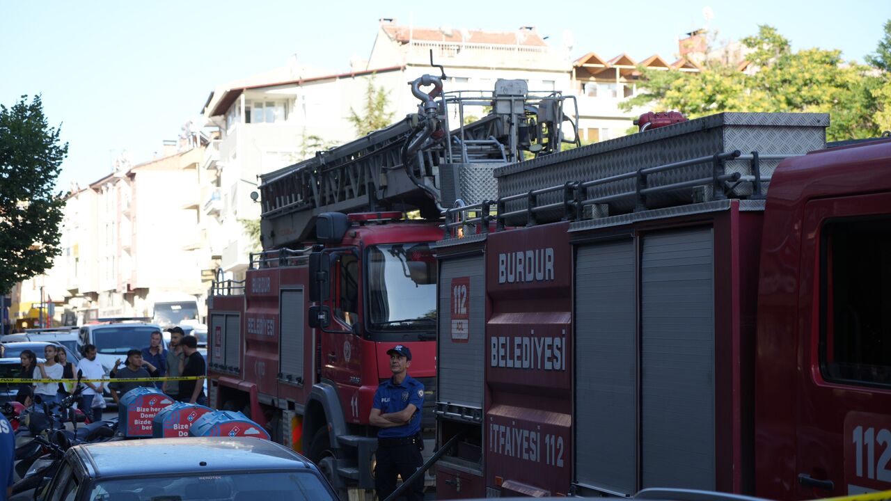 Burdur’da Apartman Boşluğunda Çıkan Yangın Restorana Duman Bastı! Kısa Süreli Panik Yaşandı (2)