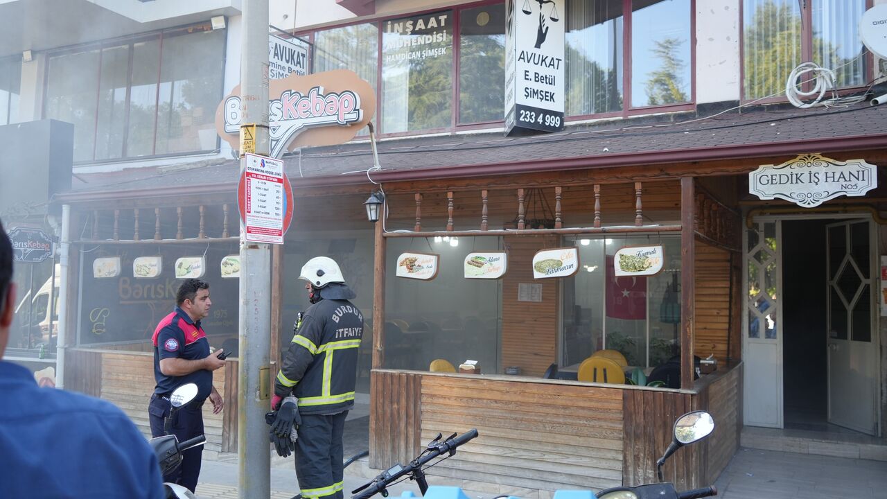 Burdur’da Apartman Boşluğunda Çıkan Yangın Restorana Duman Bastı! Kısa Süreli Panik Yaşandı (6)