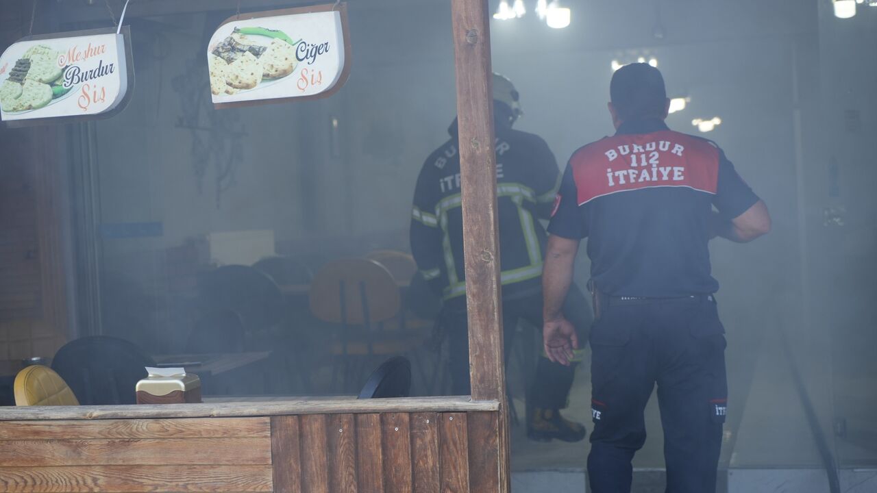 Burdur’da Apartman Boşluğunda Çıkan Yangın Restorana Duman Bastı! Kısa Süreli Panik Yaşandı (7)