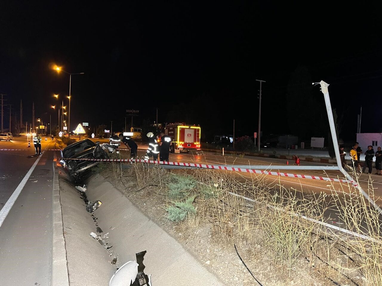 Burdur'da Aydınlatma Direğine Çarpan Otomobil Alev Aldı 2 Yaralı (3)