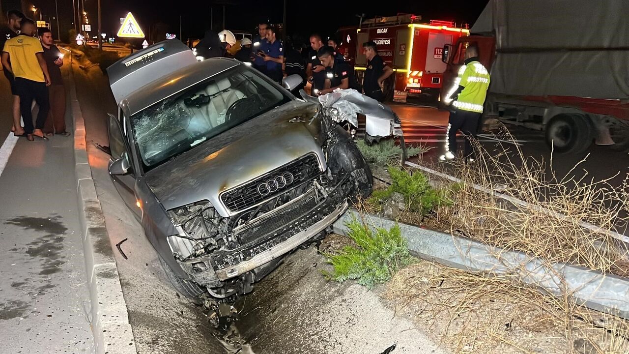 Burdur'da Aydınlatma Direğine Çarpan Otomobil Alev Aldı 2 Yaralı (4)