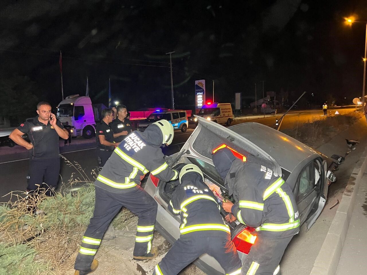 Burdur'da Aydınlatma Direğine Çarpan Otomobil Alev Aldı 2 Yaralı (5)