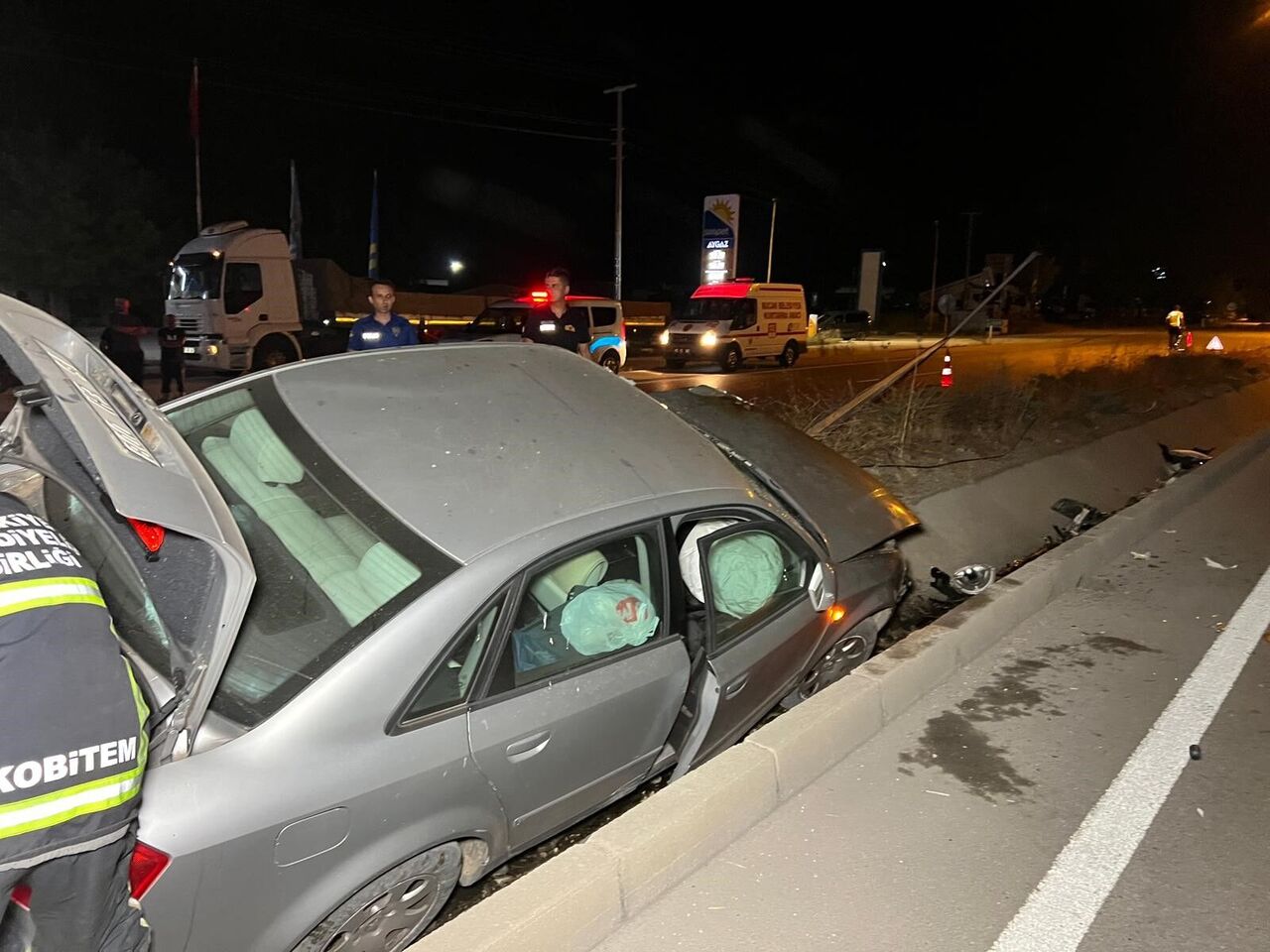 Burdur'da Aydınlatma Direğine Çarpan Otomobil Alev Aldı 2 Yaralı (6)