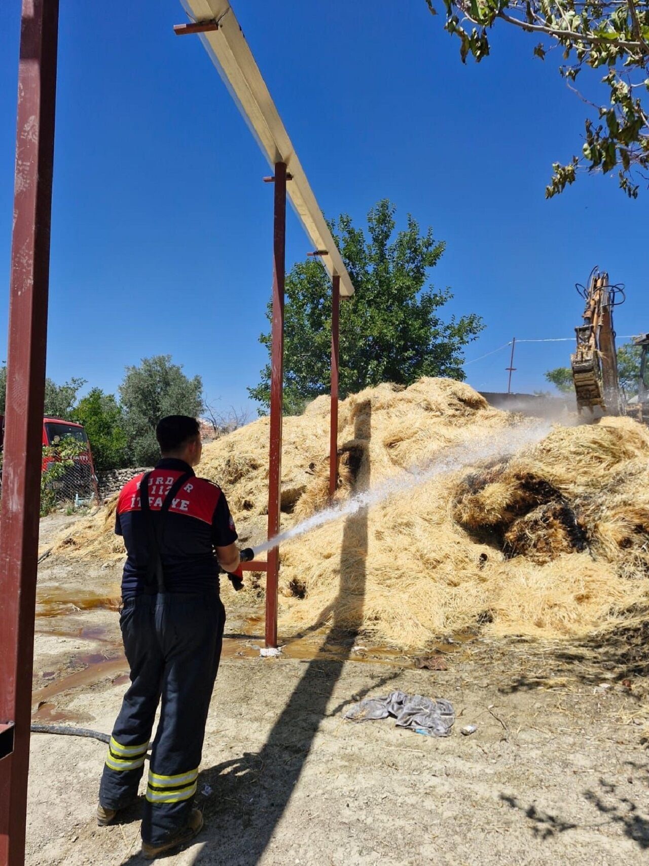 Burdur'da Çıkan Yangında 250 Saman Balyası Kül Oldu (1)
