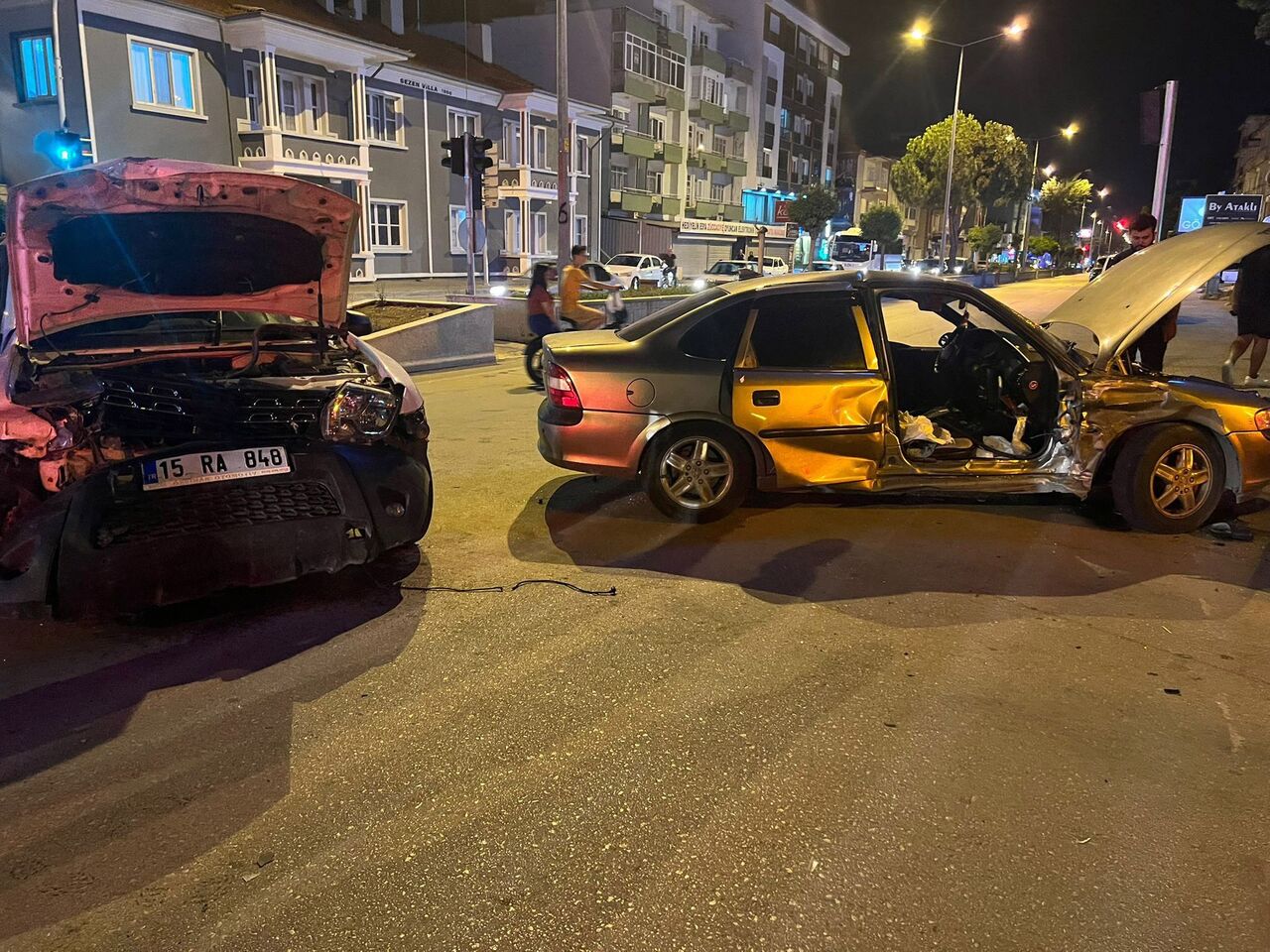 Burdur’un Bucak İlçesinde Trafik Kazası 2 Kişi Yaralandı (1)