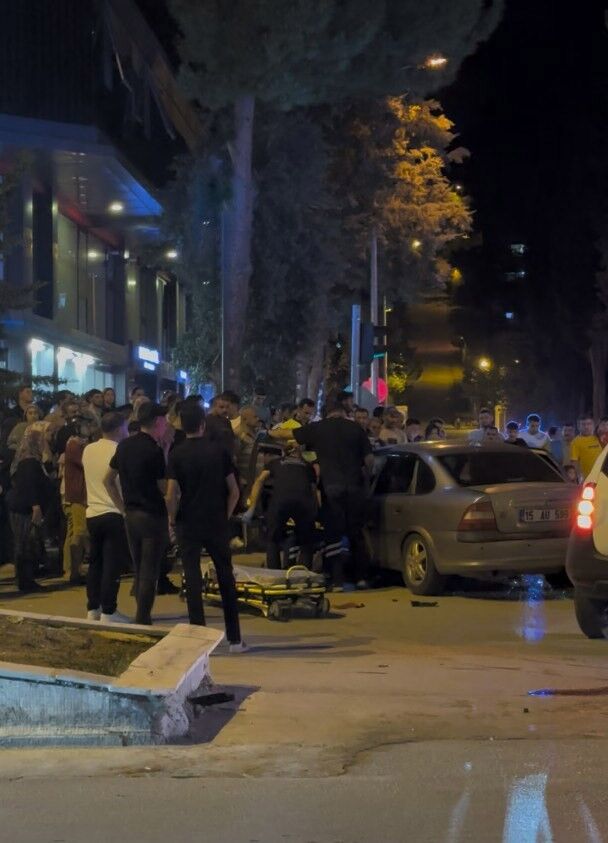 Burdur’un Bucak İlçesinde Trafik Kazası 2 Kişi Yaralandı (5)