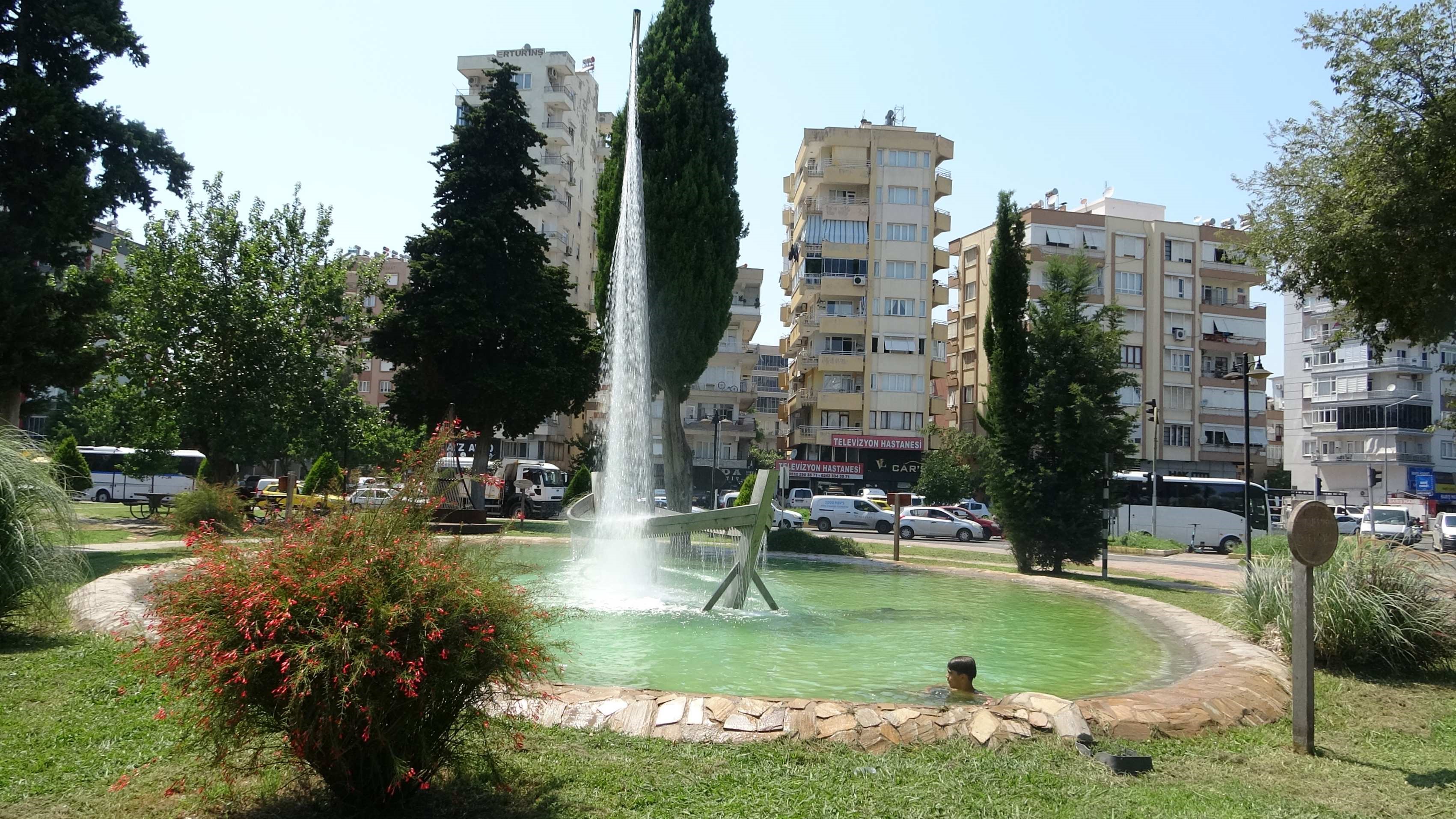 Çocuklar Sıcak Havada Süs Havuzunda Serinledi (4)