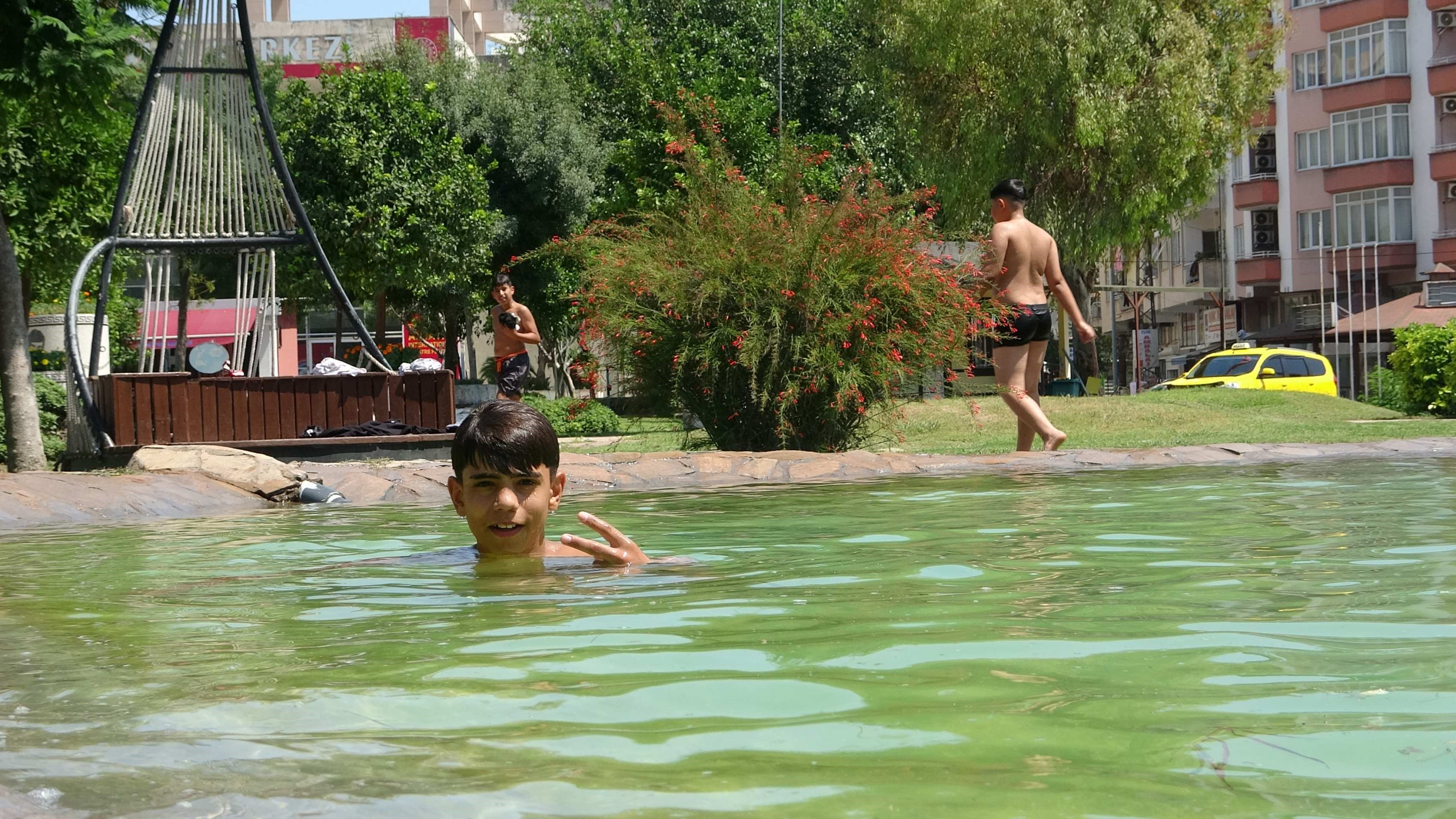 Çocuklar Sıcak Havada Süs Havuzunda Serinledi (5)