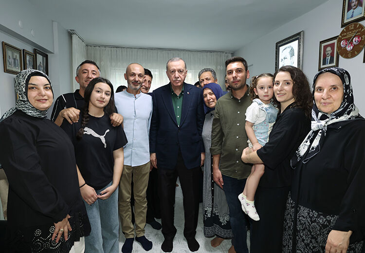 Cumhurbaşkanı Erdoğan, 15 Temmuz Şehit Annesi Muzaffer Gülşen'i Ziyaret Etti (3)