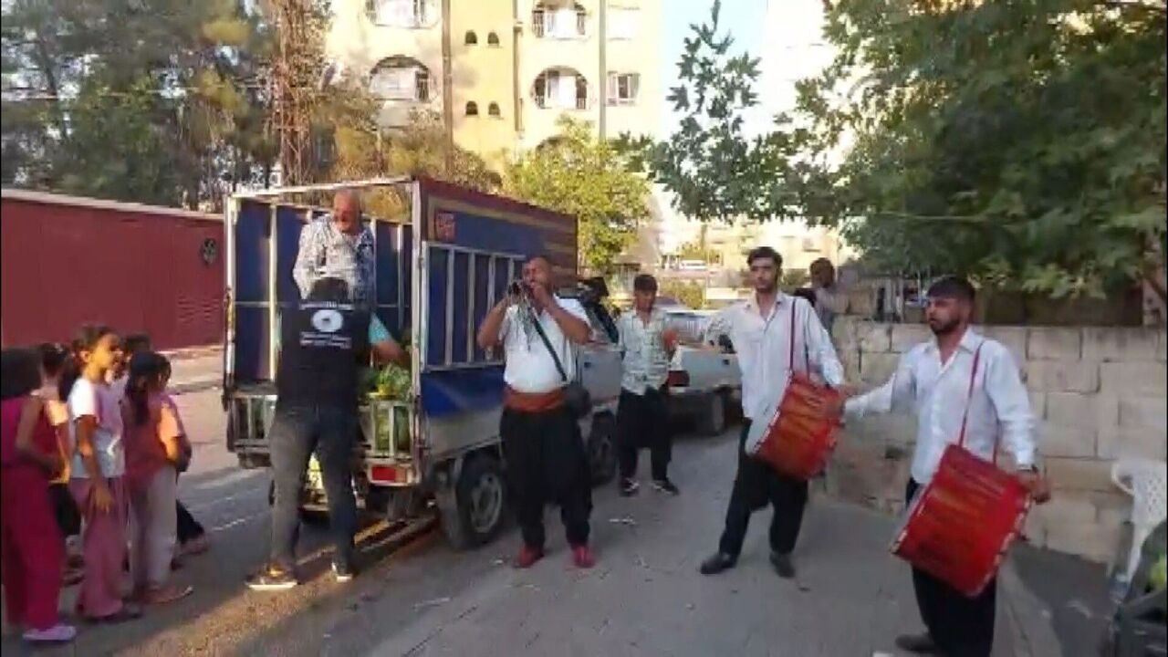 Davul Zurna Eşliğinde 7 Ton Karpuzu 10 Dakikada Dağıttı (1)-1