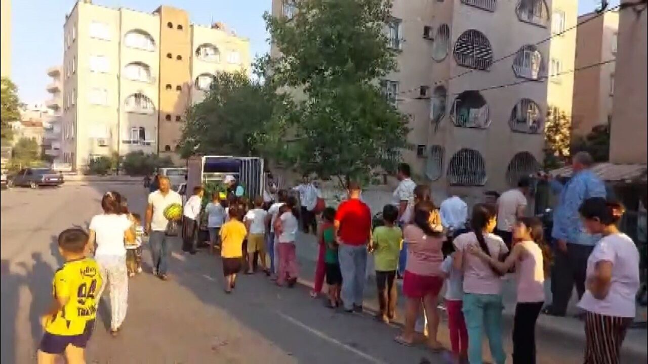 Davul Zurna Eşliğinde 7 Ton Karpuzu 10 Dakikada Dağıttı (2)