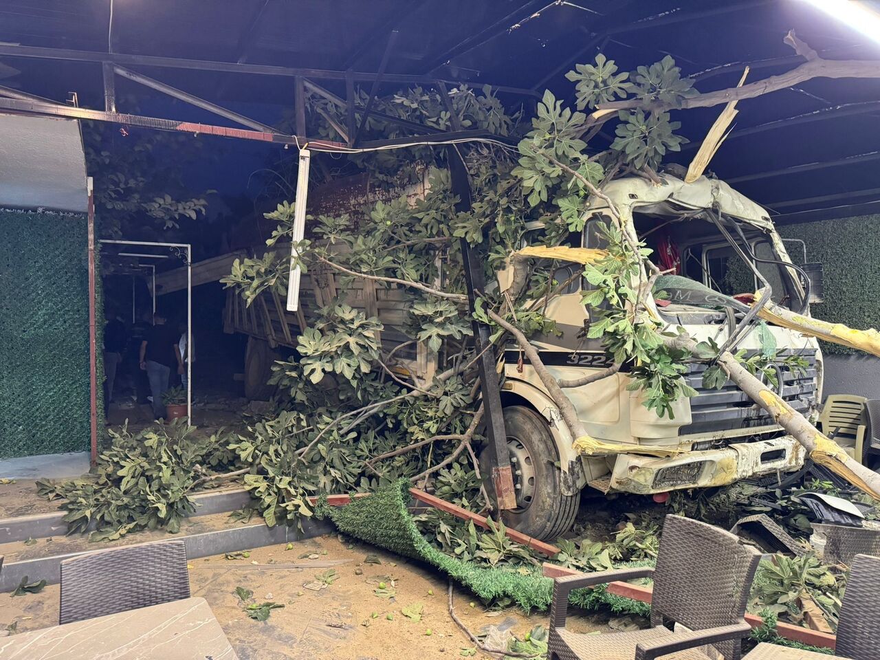 Demir Yüklü Kamyon 8 Metrelik Duvardan Bahçeye Uçtu Kameralara Yansıdı (2)