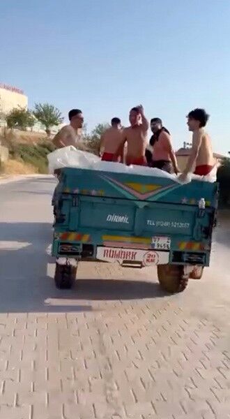 Demre’de Traktör Römorkunda Tehlikeli Mobil Havuz Serinliği (2)