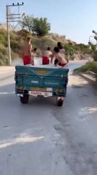 Demre’de Traktör Römorkunda Tehlikeli Mobil Havuz Serinliği (3)