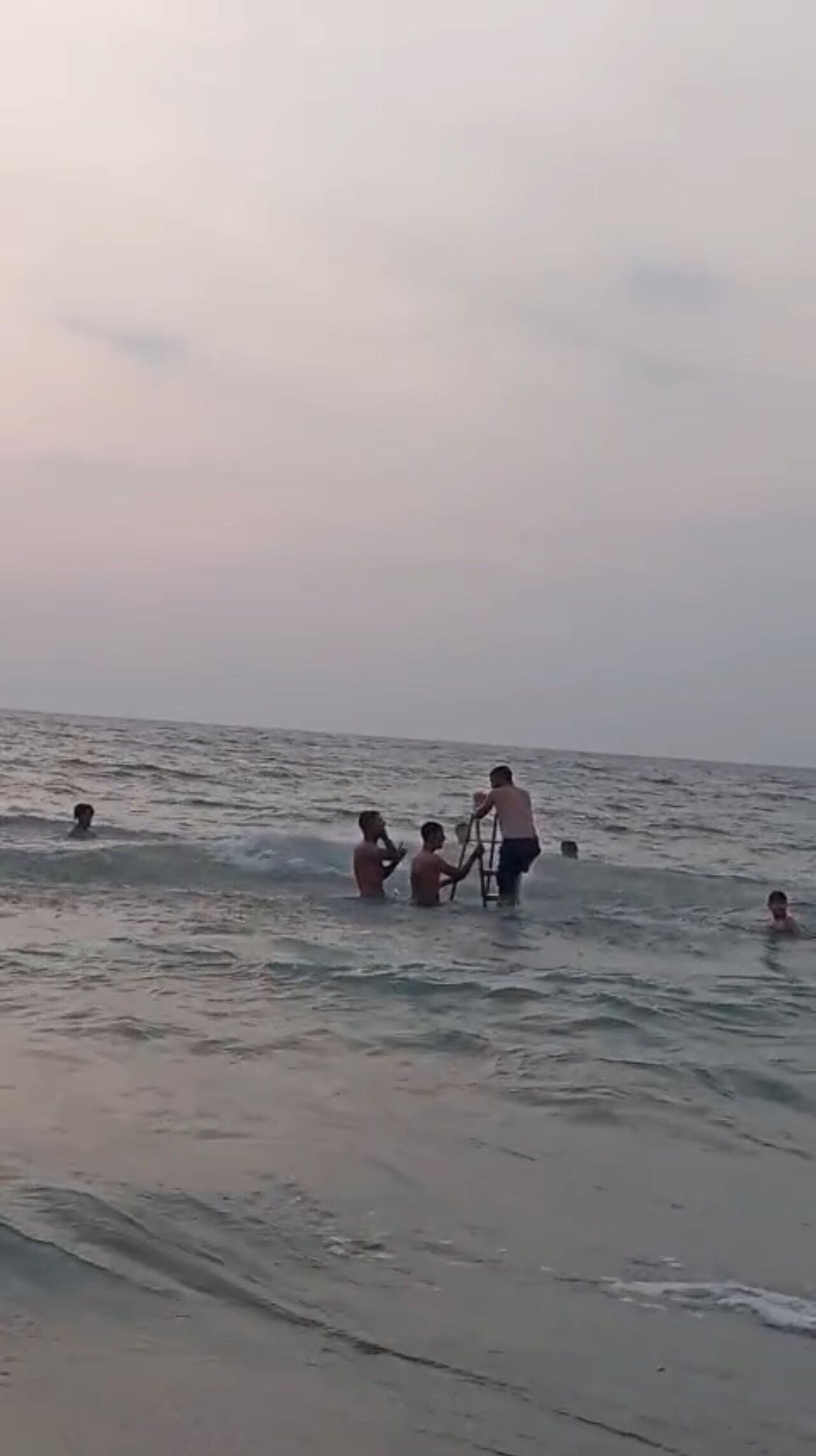 Denizin Ortasına Merdiven Kurup, Üzerinden Atlayarak Eğlendiler (2)