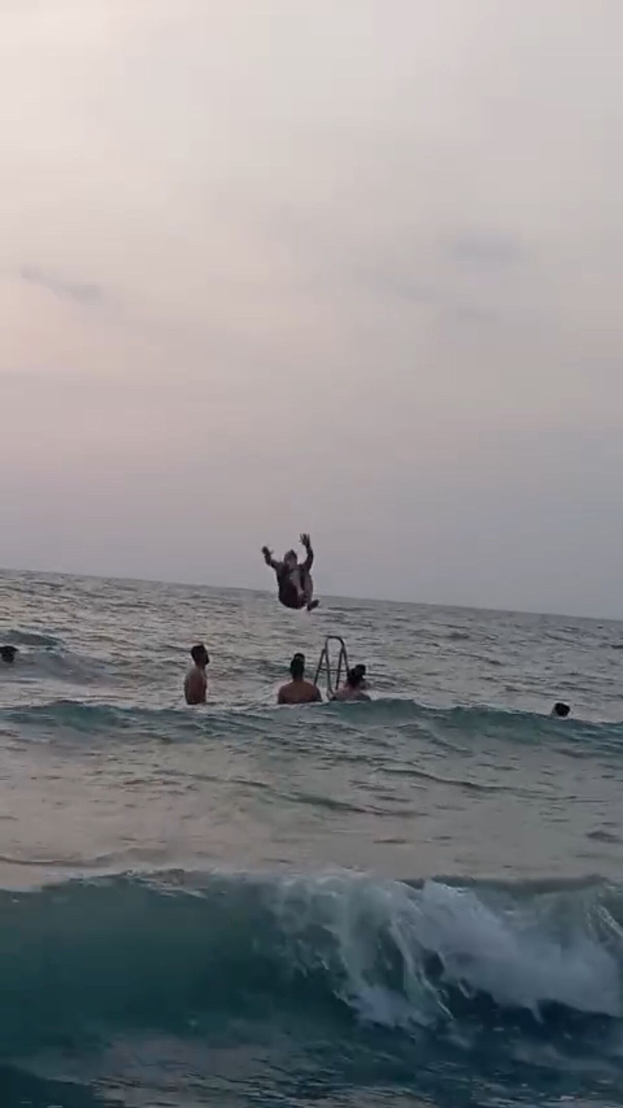 Denizin Ortasına Merdiven Kurup, Üzerinden Atlayarak Eğlendiler (3)