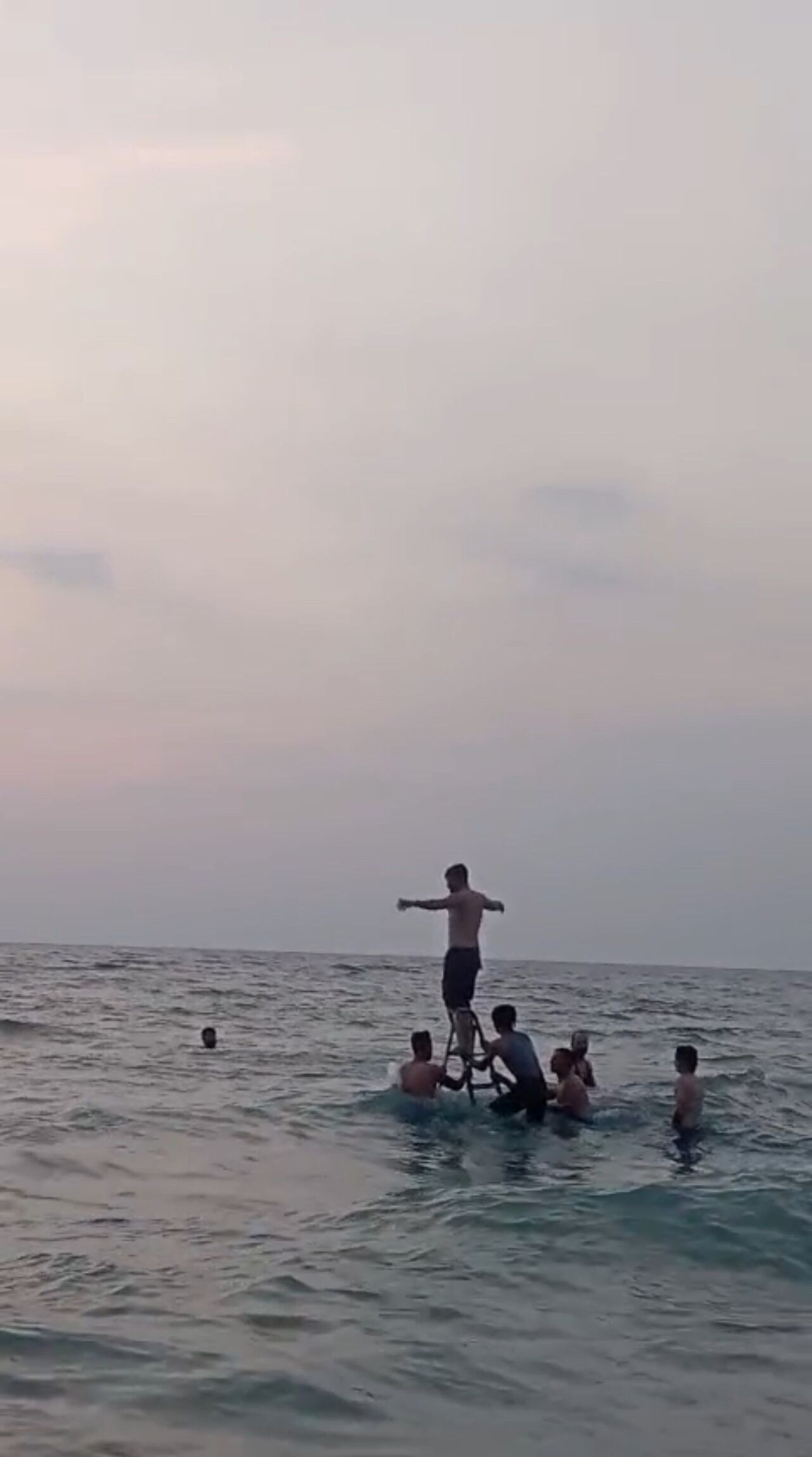 Denizin Ortasına Merdiven Kurup, Üzerinden Atlayarak Eğlendiler (4)