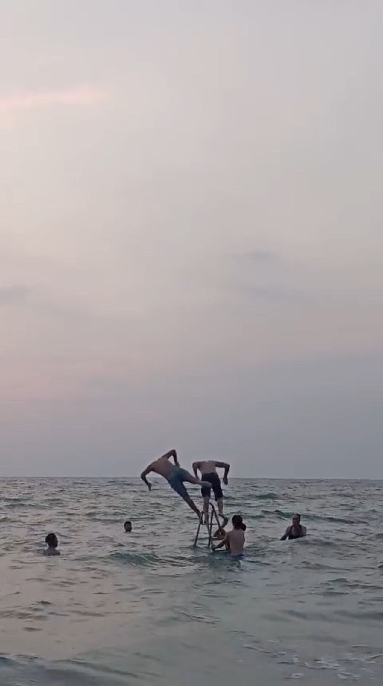 Denizin Ortasına Merdiven Kurup, Üzerinden Atlayarak Eğlendiler (5)