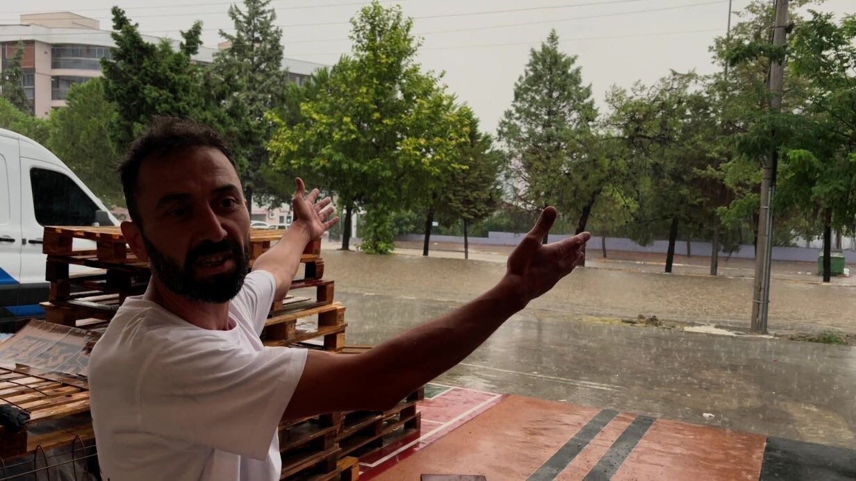 Denizli’de Sağanak Sonrası Göle Dönen Yolda Yüzme Şoku (1)