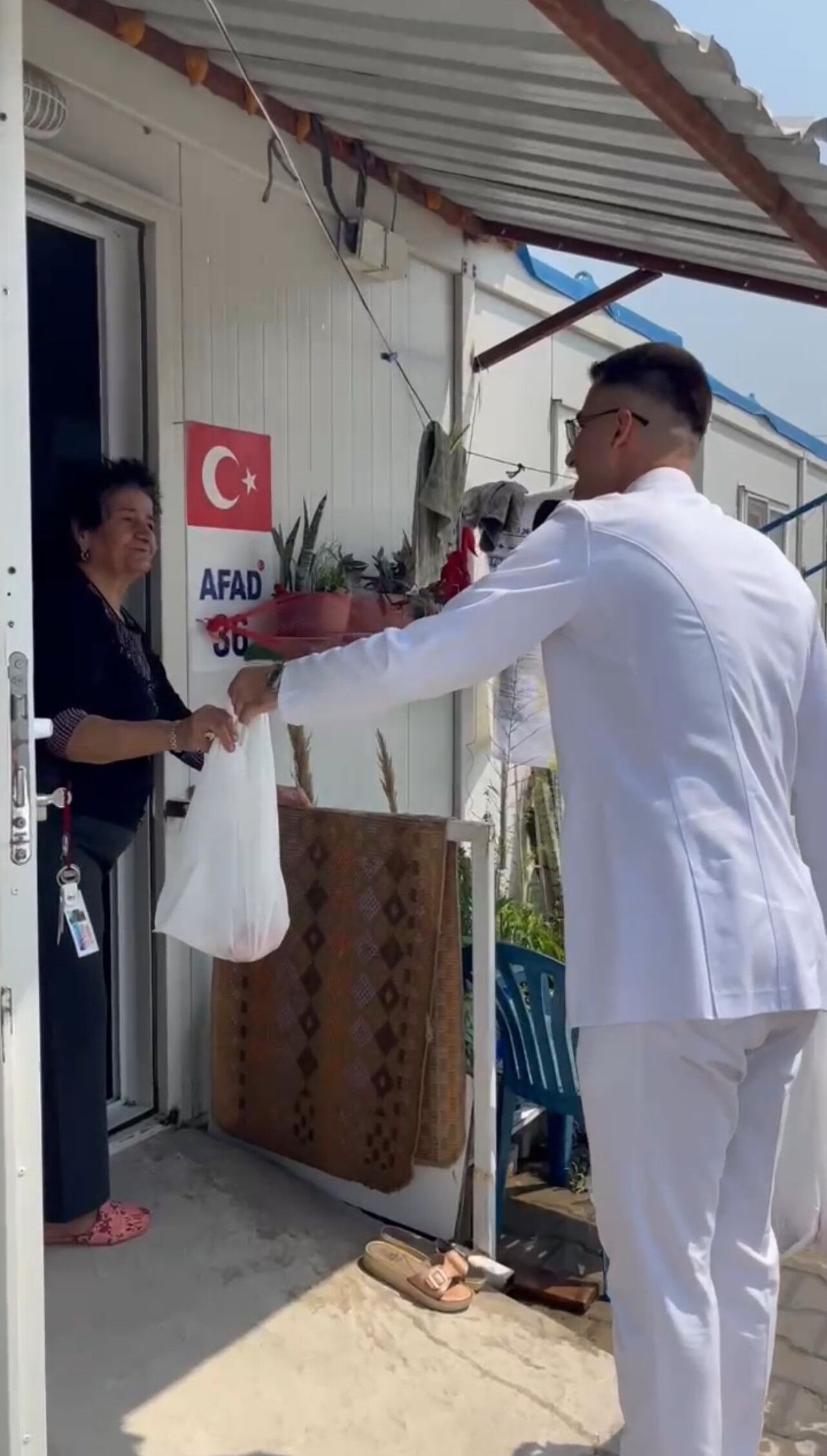 Depremzede Genç, Mezuniyet Kurbanını Konteyner Kentte Dağıttı (1)