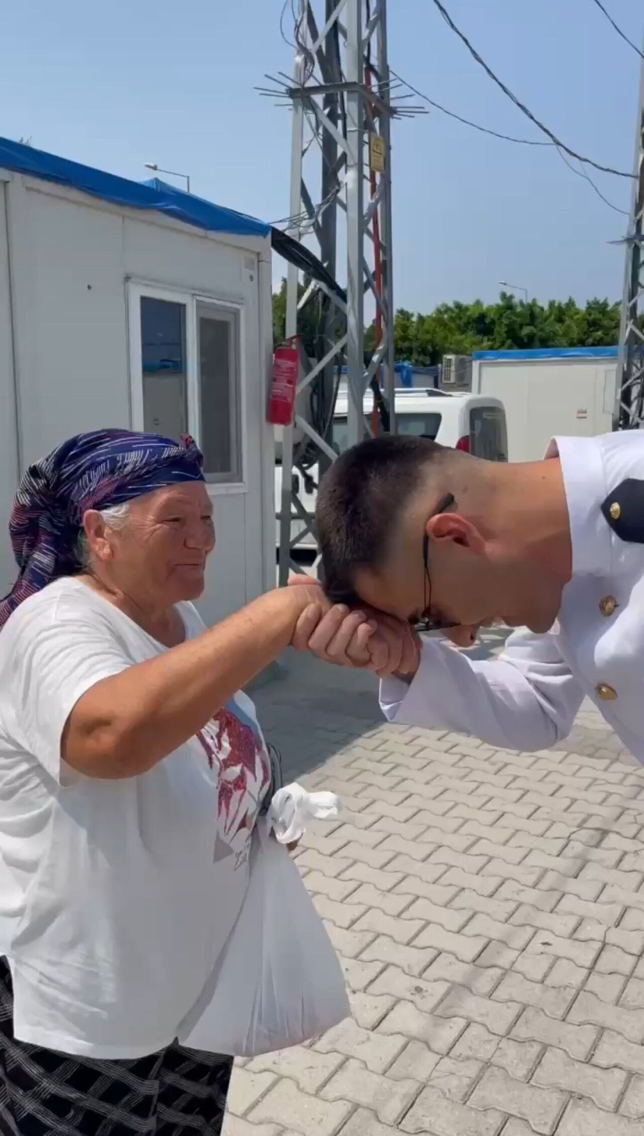 Depremzede Genç, Mezuniyet Kurbanını Konteyner Kentte Dağıttı (3)