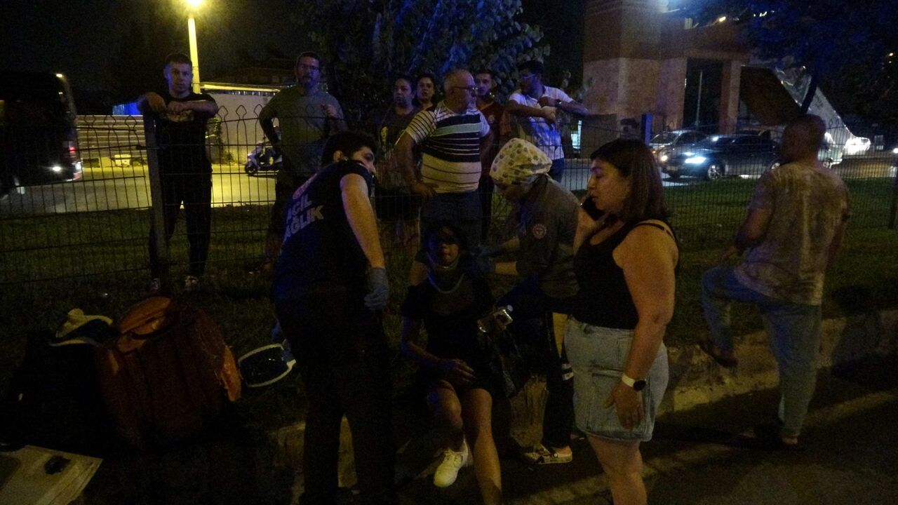 Devrilen Minibüsten Burunları Bile Kanamadan Çıktılar (5)