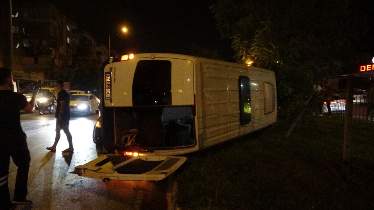 Devrilen Minibüsten Burunları Bile Kanamadan Çıktılar (6)