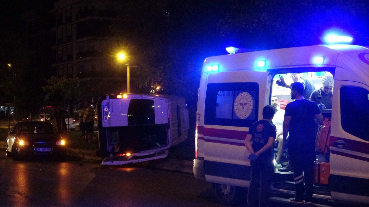 Devrilen Minibüsten Burunları Bile Kanamadan Çıktılar (7)