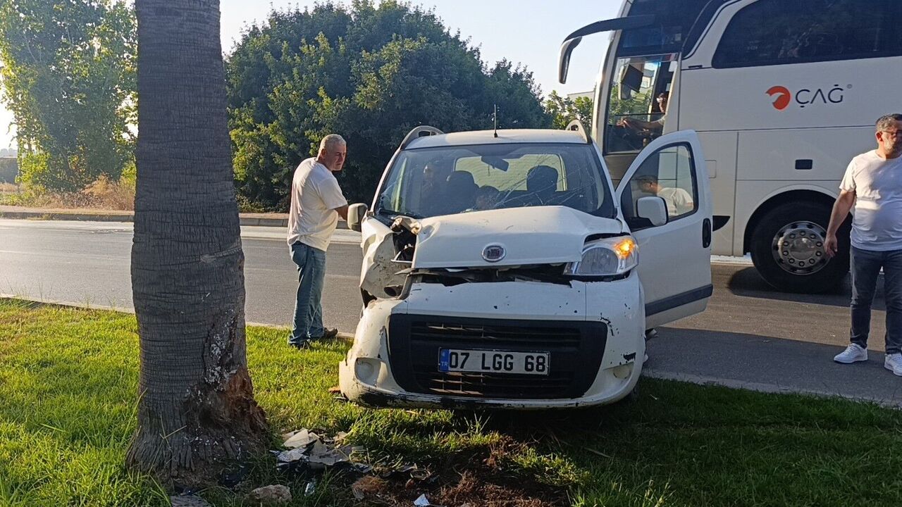 Direksiyon Hakimiyetini Kaybeden Sürücü Palmiyeye Çarptı (1)