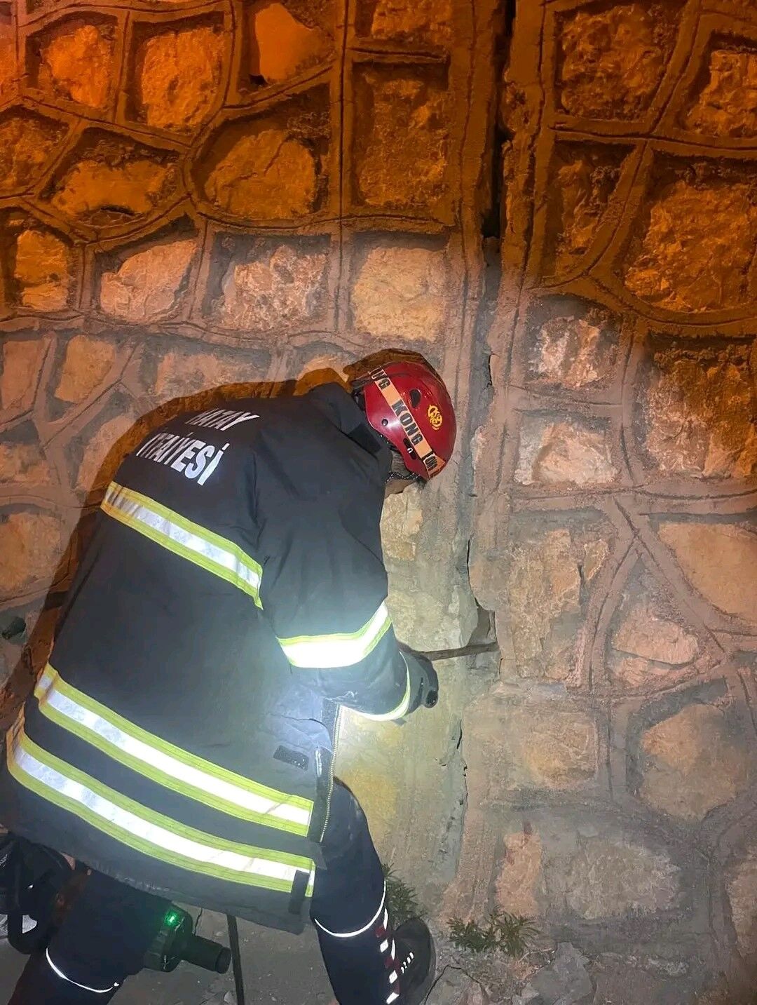 Duvar Arasında Mahsur Kalan Yavru Kediyi Itfaiye Kurtardı (2)