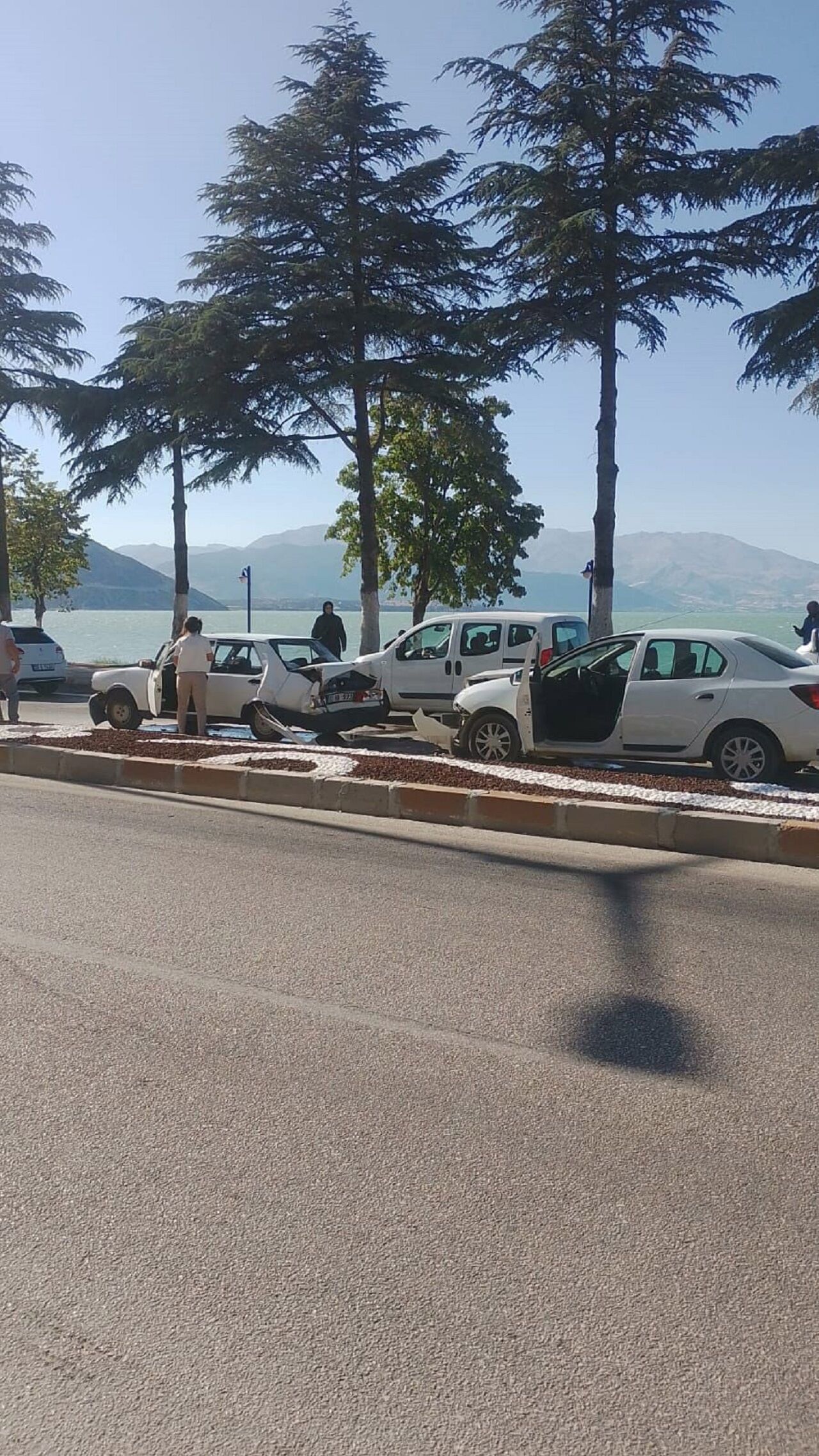 Eğirdir’de Zincirleme Kaza 3 Araç Çarpıştı, 1 Yaralı (1)