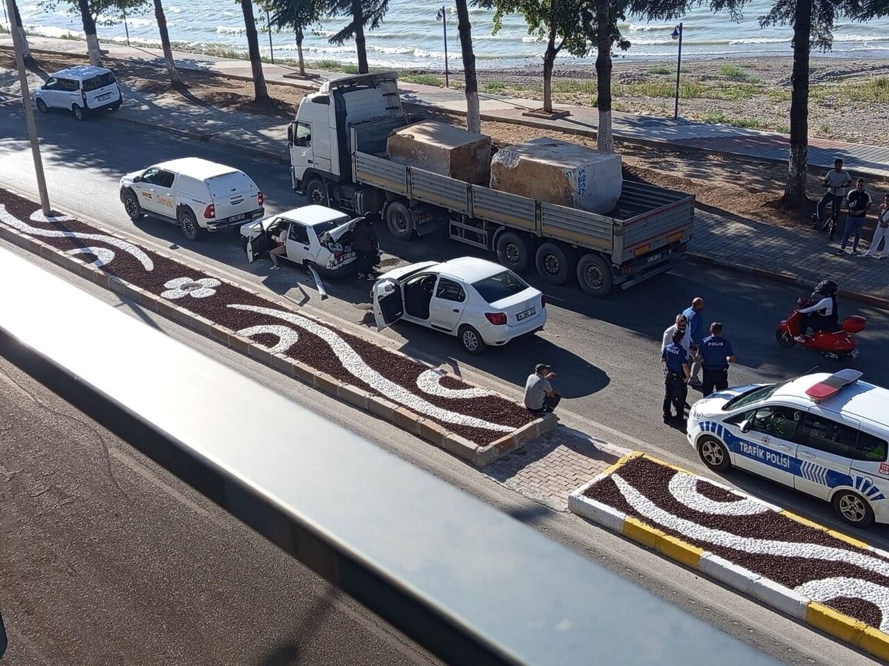 Eğirdir’de Zincirleme Kaza 3 Araç Çarpıştı, 1 Yaralı (2)