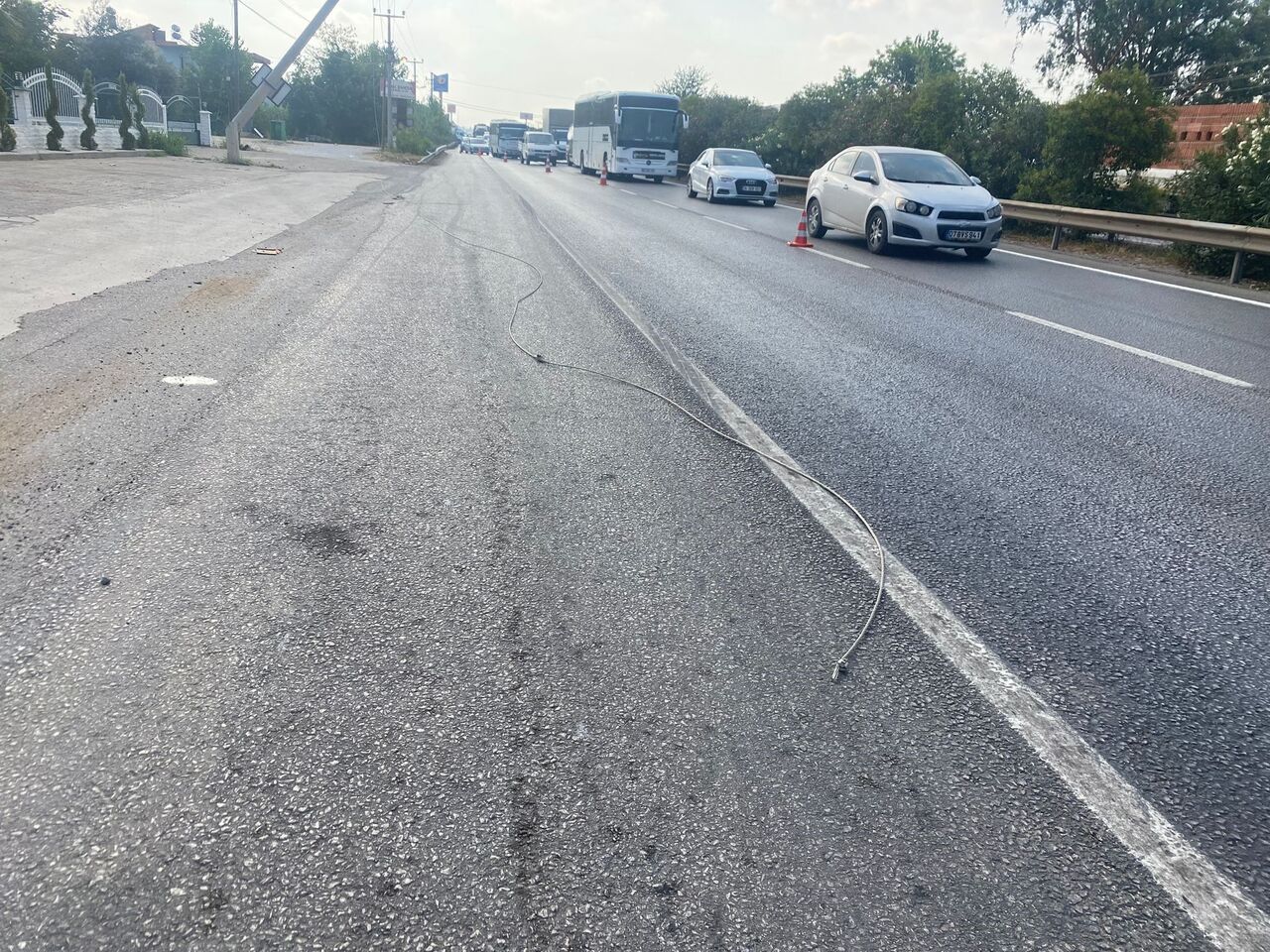 Elektrik Direğine Çarpan Tır, Trafiği Tehlikeye Soktu (2)