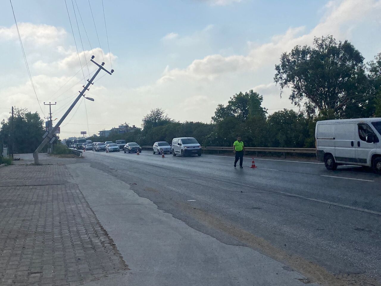 Elektrik Direğine Çarpan Tır, Trafiği Tehlikeye Soktu (4)