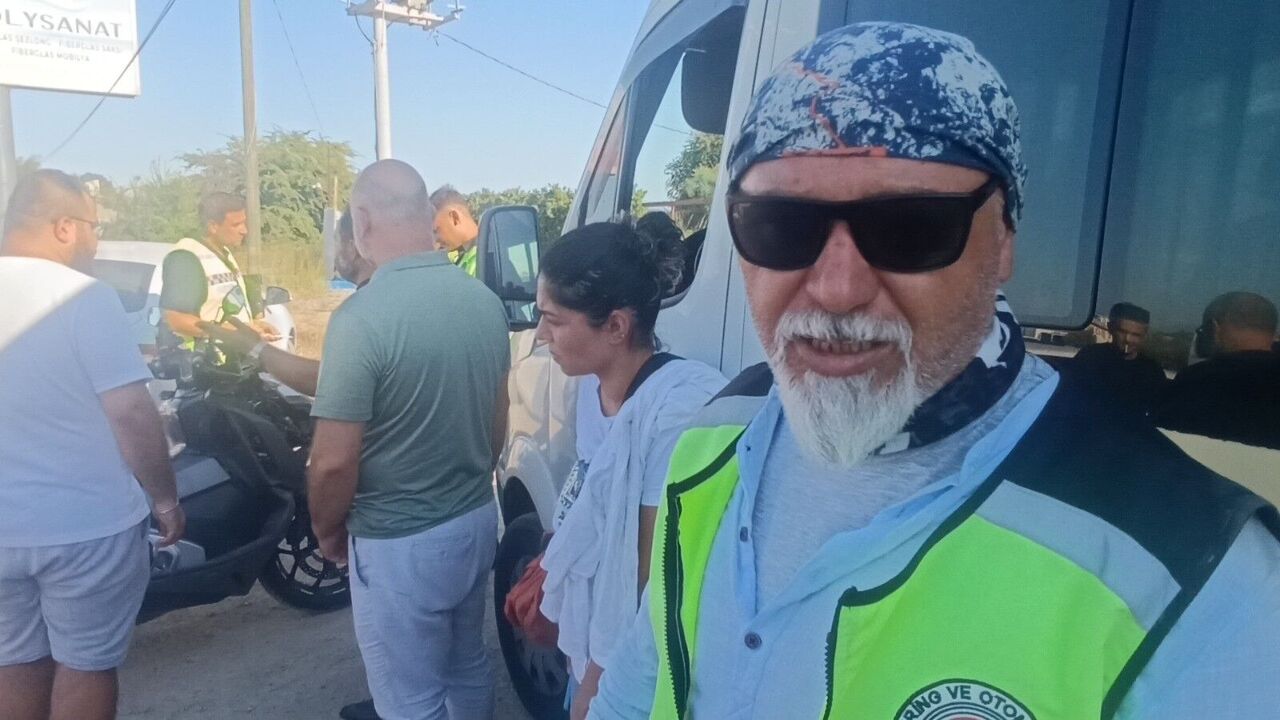 Emniyet Şeridine Geçen Hafif Ticari Araca Çarpıp Takla Attı, O Anlar Kameraya Yansıdı (3)